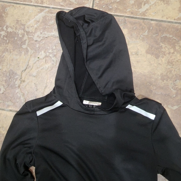 NWT Forever 21 Black Long Sleeve Running Shirt with Hood Size Small - Picture 4 of 6